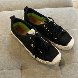 Cariuma Sneakers